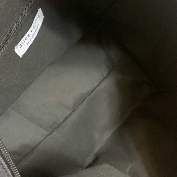 ALICE & OLIVIA duffel bag daisy print on black zip top adjustable strap NWT - Picture 10 of 14